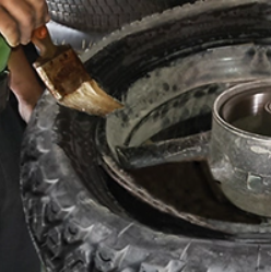 The inner parts of the rim and the bead of the tyre must be lubricated on both sides, with a suitable lubricant. Do not use grease or mobil oil. Use only liquid soap.